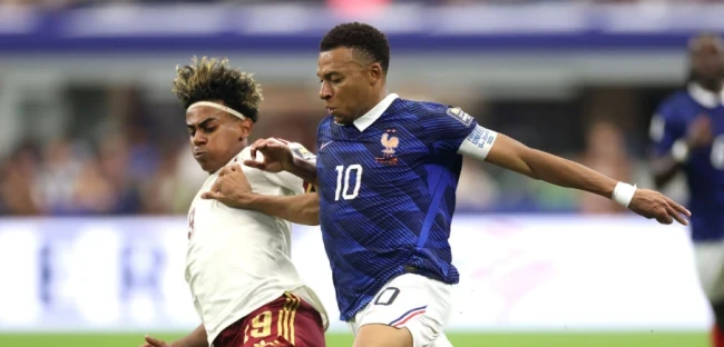 Kylian Mbappe bất lực trước hàng thủ Tây Ban Nha.