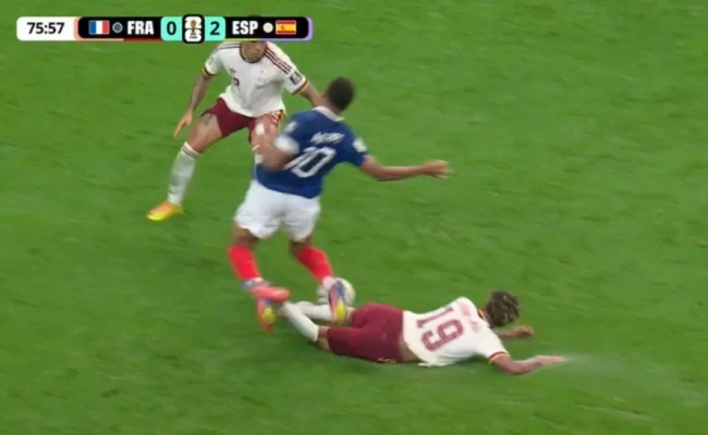 Pha va chạm dẫn đến chấn thương của Mbappe.