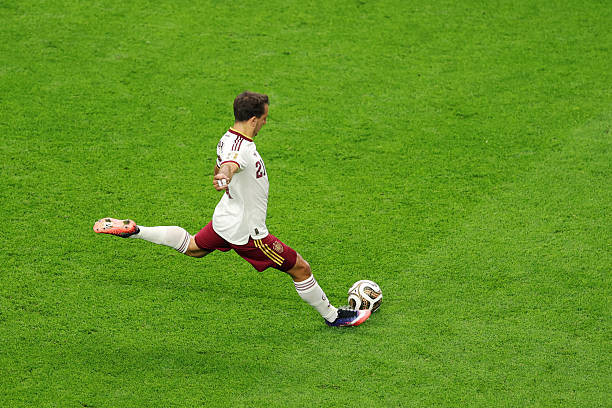 Mikel Oyarzabal thực hiện thành công quả phạt đền đưa Tây Ban Nha vươn lên dẫn trước