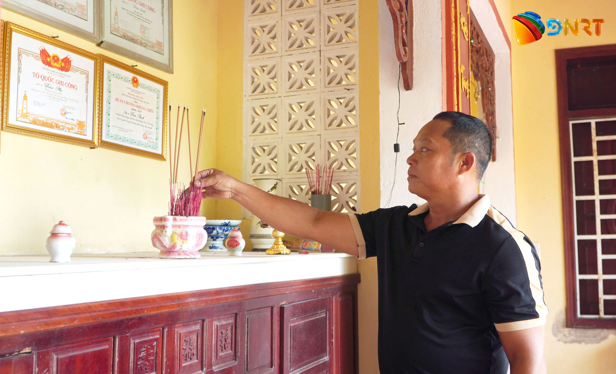 anh-doan-cong-truong-chau-cua-liet-si-doan-loi-dang-la-nguoi-cham-lo-cong-tac-tho-phung-cac-liet-si-va-me-vnah.jpg
