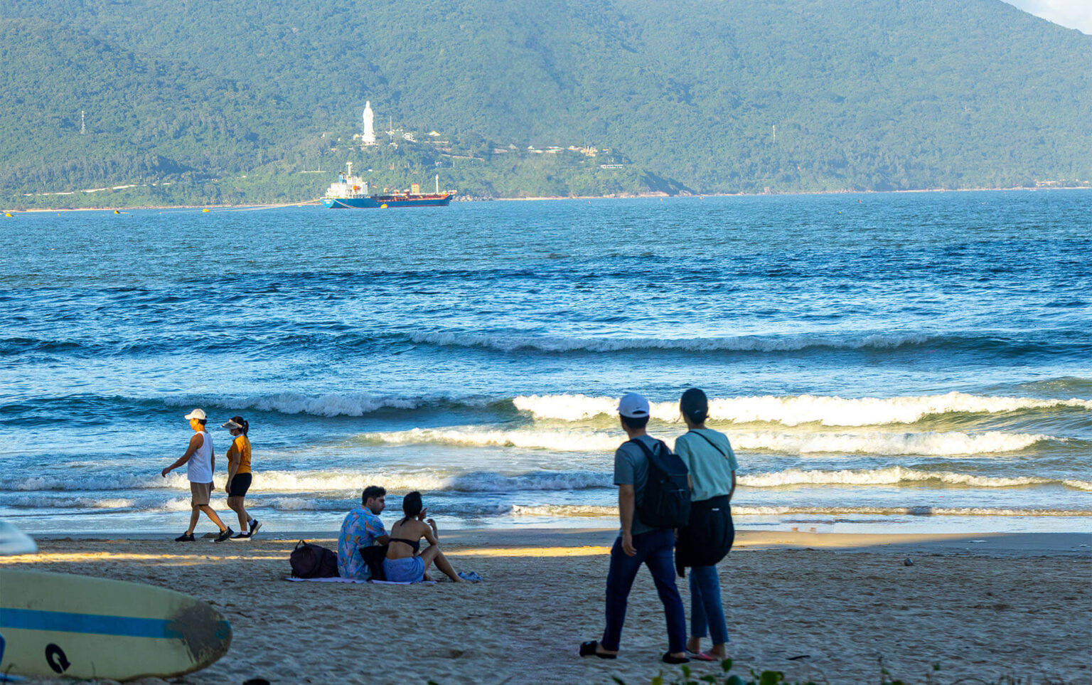 bai-bien-my-khe-nhon-nhip-du-khach-trong-nhung-ngay-dau-thang-11-03-1536x963.jpg