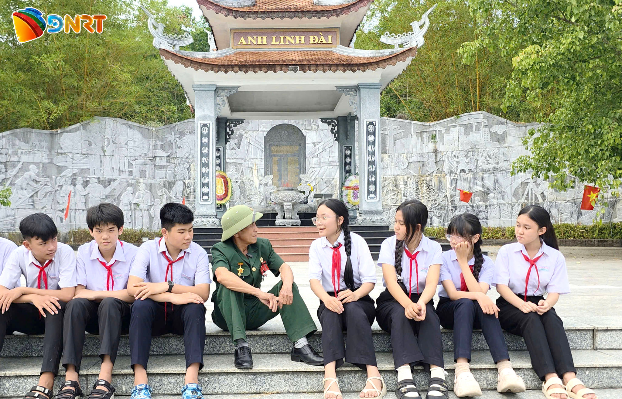 cac-em-hoc-sinh-tim-hieu-lich-su-tai-den-tho-liet-si-nui-que-anh-linh-dai(1).jpg