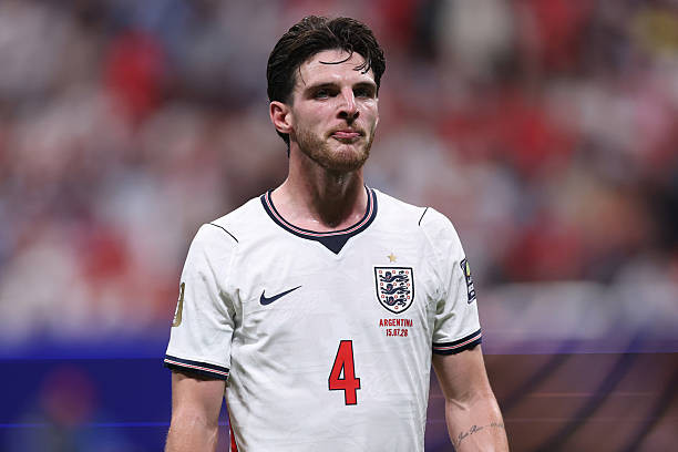Declan Rice điều phối bóng