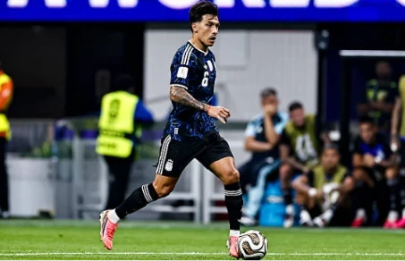 Lisandro Martinez thi đấu rực lửa nơi hàng phòng ngự