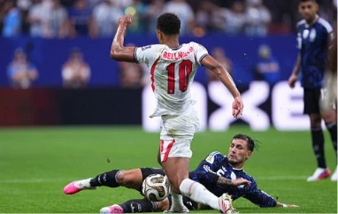 Leandro Paredes điều tiết nhịp độ trận đấu