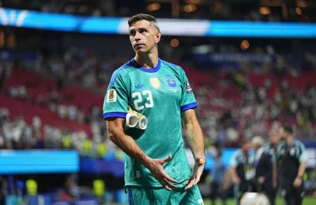 Emiliano Martinez duy trì sự tập trung cao độ trong khung gỗ Argentina