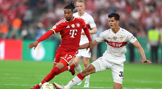 Chema Andres tranh bóng với Olise trong một tình huống phòng ngự.