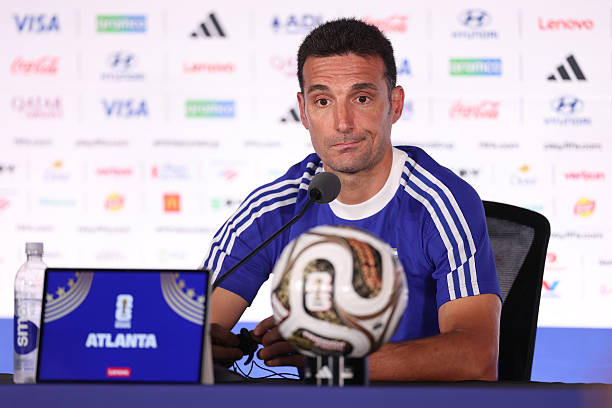 Huấn luyện viên Lionel Scaloni trong một buổi chỉ đạo chiến thuật.
