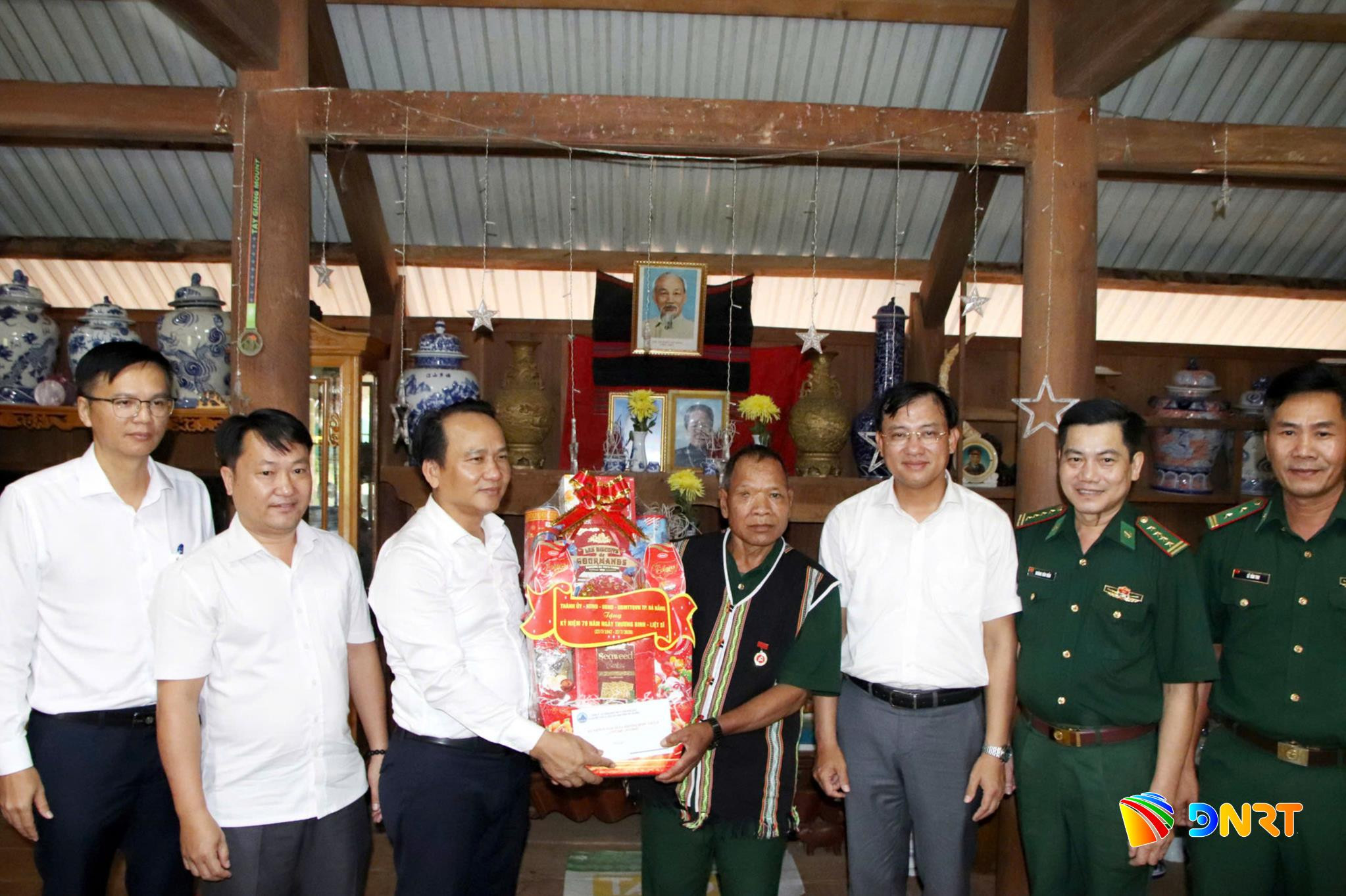 Phòng Người có công (Sở Nội vụ) chuẩn bị chu đáo các hoạt động thăm hỏi, tặng quà người có công với cách mạng. TRONG ẢNH: Phó Bí thư Thường trực Thành ủy Nguyễn Đình Vĩnh (thứ 3 từ trái qua) và đại diện các sở ngành, địa phương thăm, tặng quà gia đình chính sách tại xã Hùng Sơn. Ảnh: TRỌNG HUY
