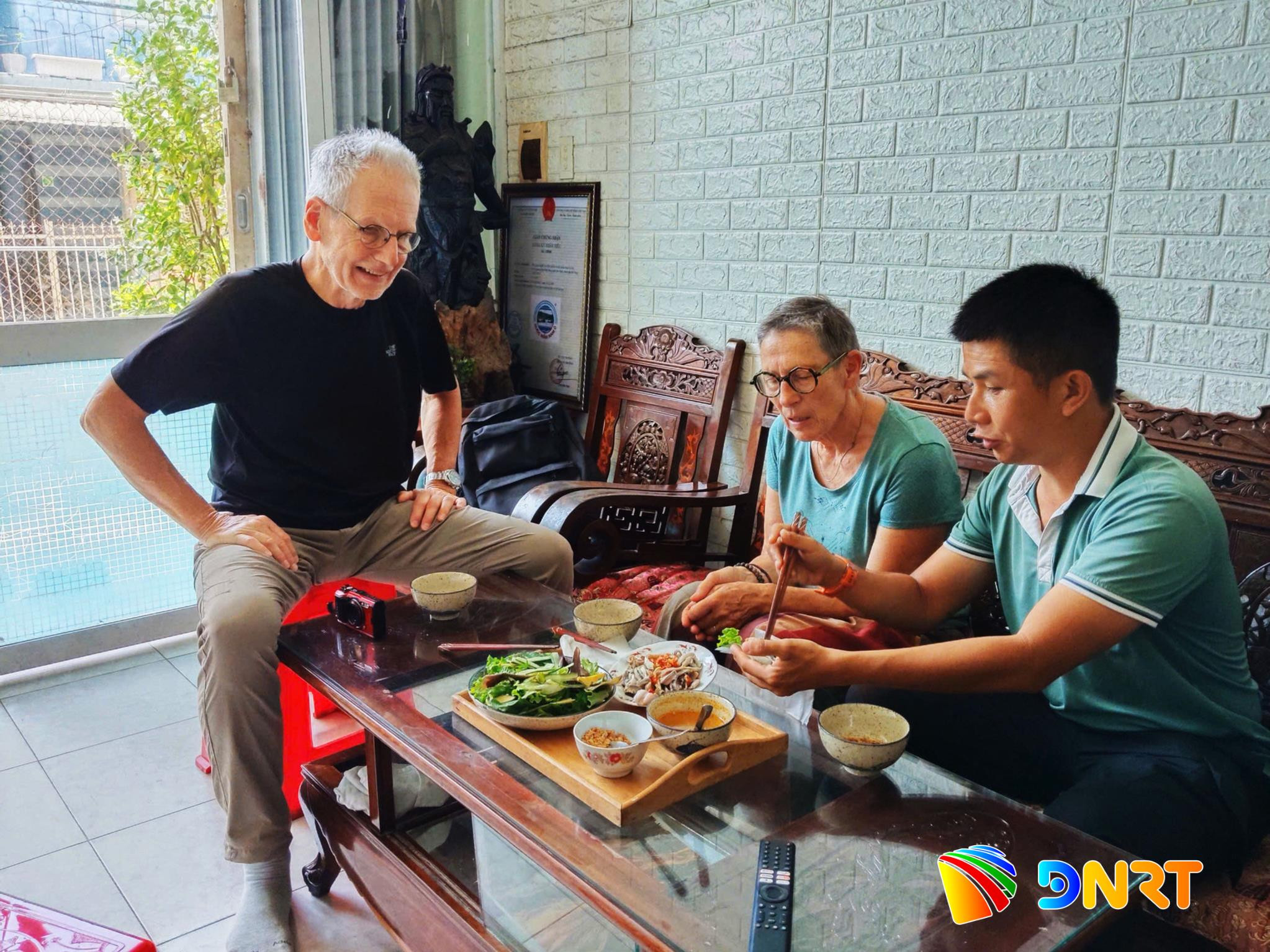 Khách phương Tây thưởng thức món ăn