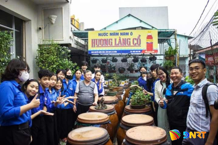 Du khách tìm hiểu quy trình làm nước mắm