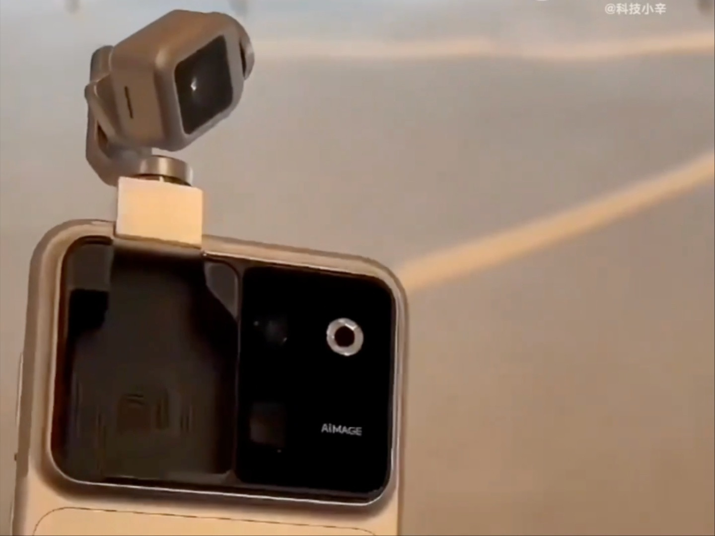 Video thực tế rò rỉ của Honor Robot Phone cho thấy cơ chế gimbal của camera đang hoạt động.