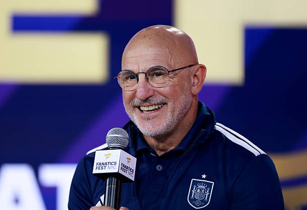 HLV Luis de la Fuente trong buổi họp báo trước trận chung kết World Cup 2026.