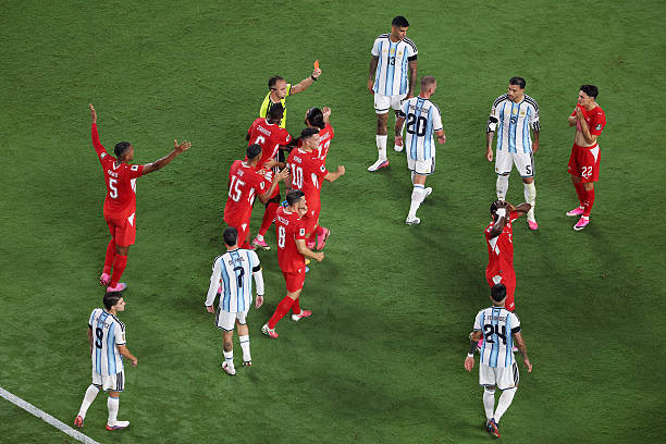 Tình huống VAR can thiệp dẫn đến thẻ đỏ của cầu thủ Thụy Sĩ trong trận gặp Argentina.