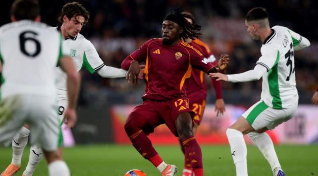 Tiền vệ Manu Kone trong màu áo AS Roma với khả năng kiểm soát bóng ấn tượng