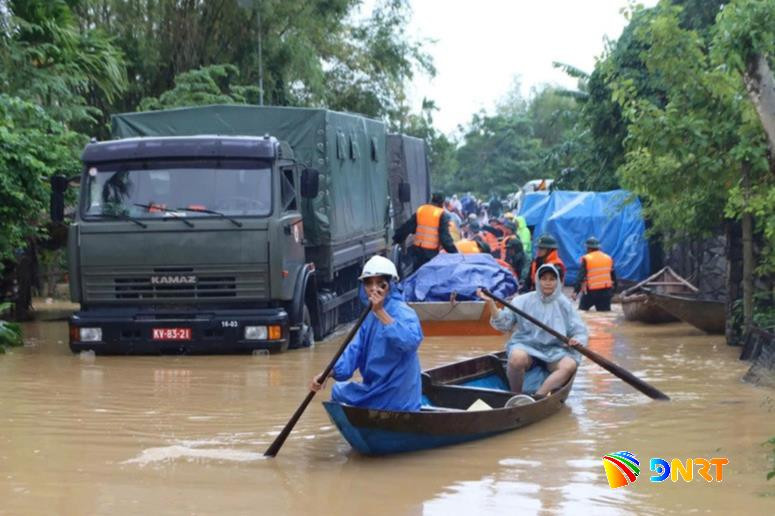 Lực lượng Quân đội cơ động về vùng ngập sâu để hỗ trợ người dân. Ảnh: Tư liệu