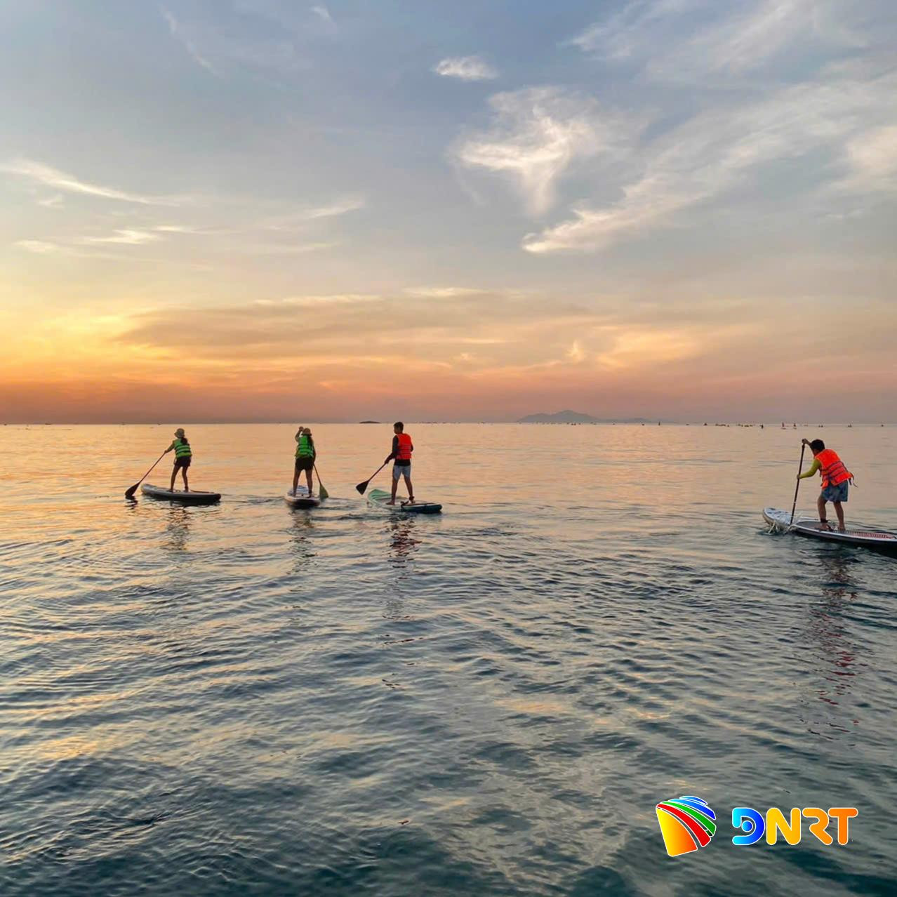 Chèo SUP trên bãi biển Đà Nẵng vào lúc bình minh, giúp rèn luyện sức khỏe, khám phá thiên nhiên, tìm lại sự bình yên sau giờ làm việc căng thẳng. Ảnh: H.V