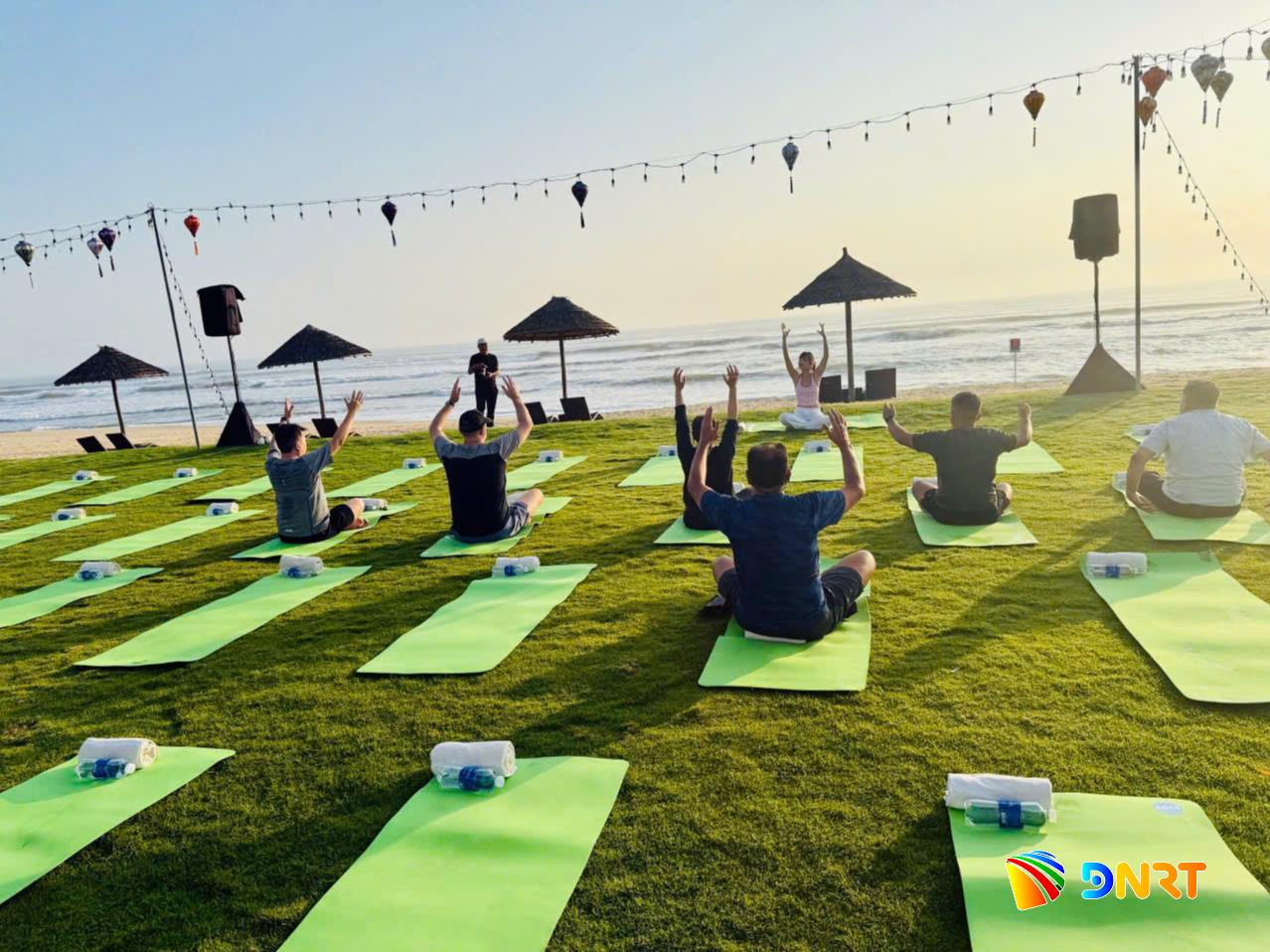 Các buổi học yoga và thiền tại bãi biển giúp người dân và du khách phục hồi năng lượng, nuôi dưỡng sự bình an. Ảnh: H.V