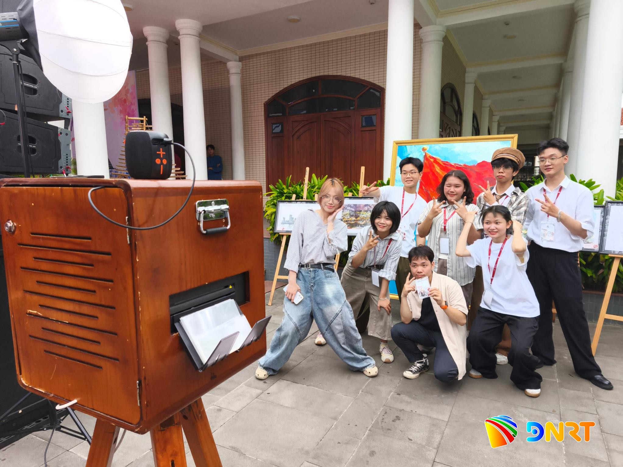 Du khách trải nghiệm photobooth tại Ngày hội Mỹ thuật Đà Nẵng sau khi quét mã QR. Ảnh: TRƯỜNG SƠN