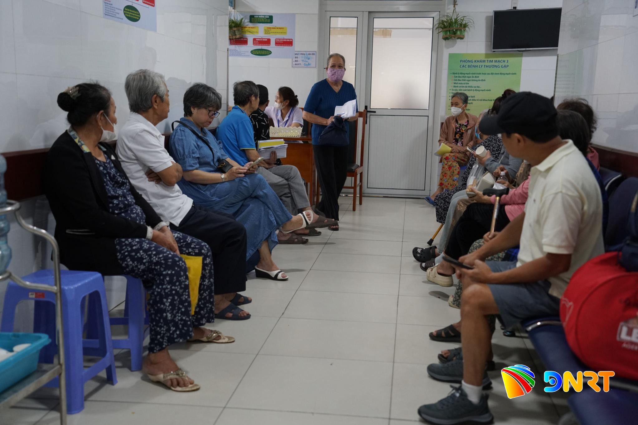 Bệnh nhân chờ khám BV Đà Nẵng