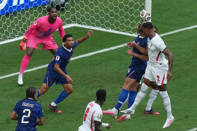 Ezri Konsa ghi bàn thắng nâng tỷ số lên 2-0 cho tuyển Anh