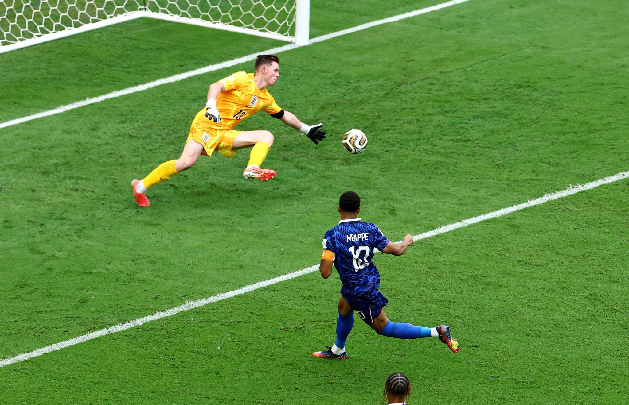 Mbappe nỗ lực trong trận đấu với tuyển Anh