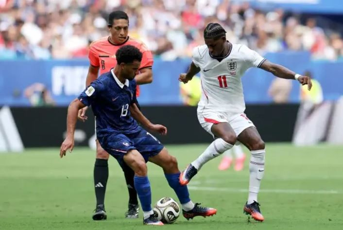 Warren Zaire-Emery bị lỡ đà trước pha xử lý của Rashford.