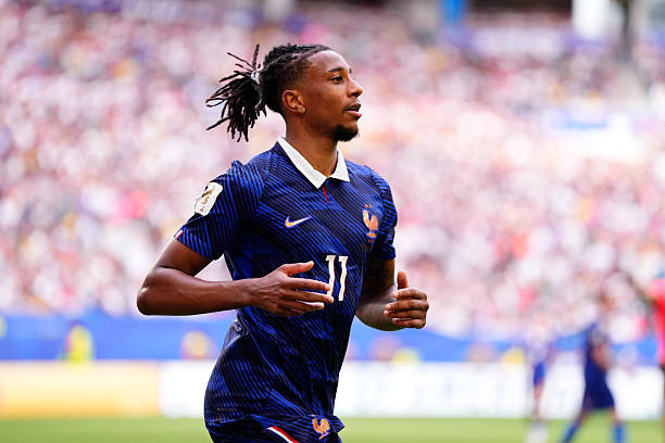 Michael Olise là điểm sáng hiếm hoi trên hàng công tuyển Pháp bên cạnh Mbappe.