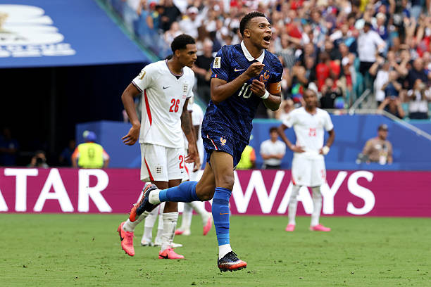 Kylian Mbappe thất vọng dù ghi được cú đúp bàn thắng.