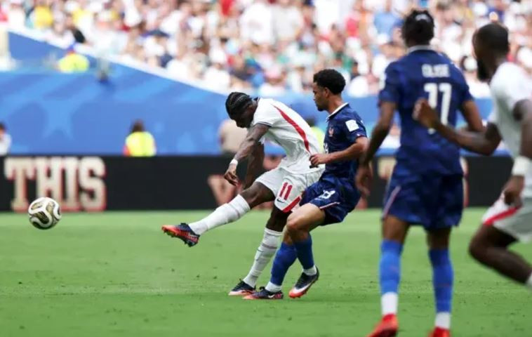 Rashford dứt điểm uy lực sau pha qua người.