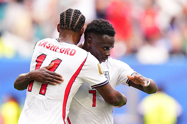 Marcus Rashford thực hiện đường kiến tạo giúp Bukayo Saka ghi bàn vào lưới tuyển Pháp.