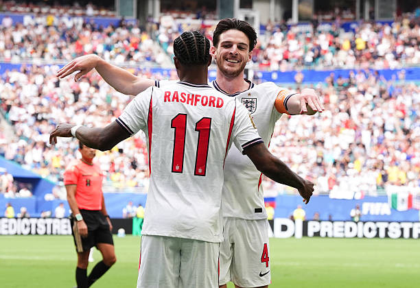 Phản ứng của người hâm mộ về pha qua người của Rashford.