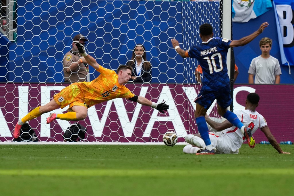 Thủ môn Dean Henderson có nhiều pha cứu thua quan trọng trước các chân sút Pháp