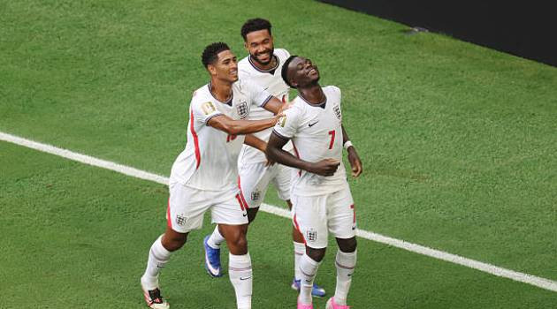 Bukayo Saka ăn mừng cú hat-trick lịch sử trước đội tuyển Pháp.