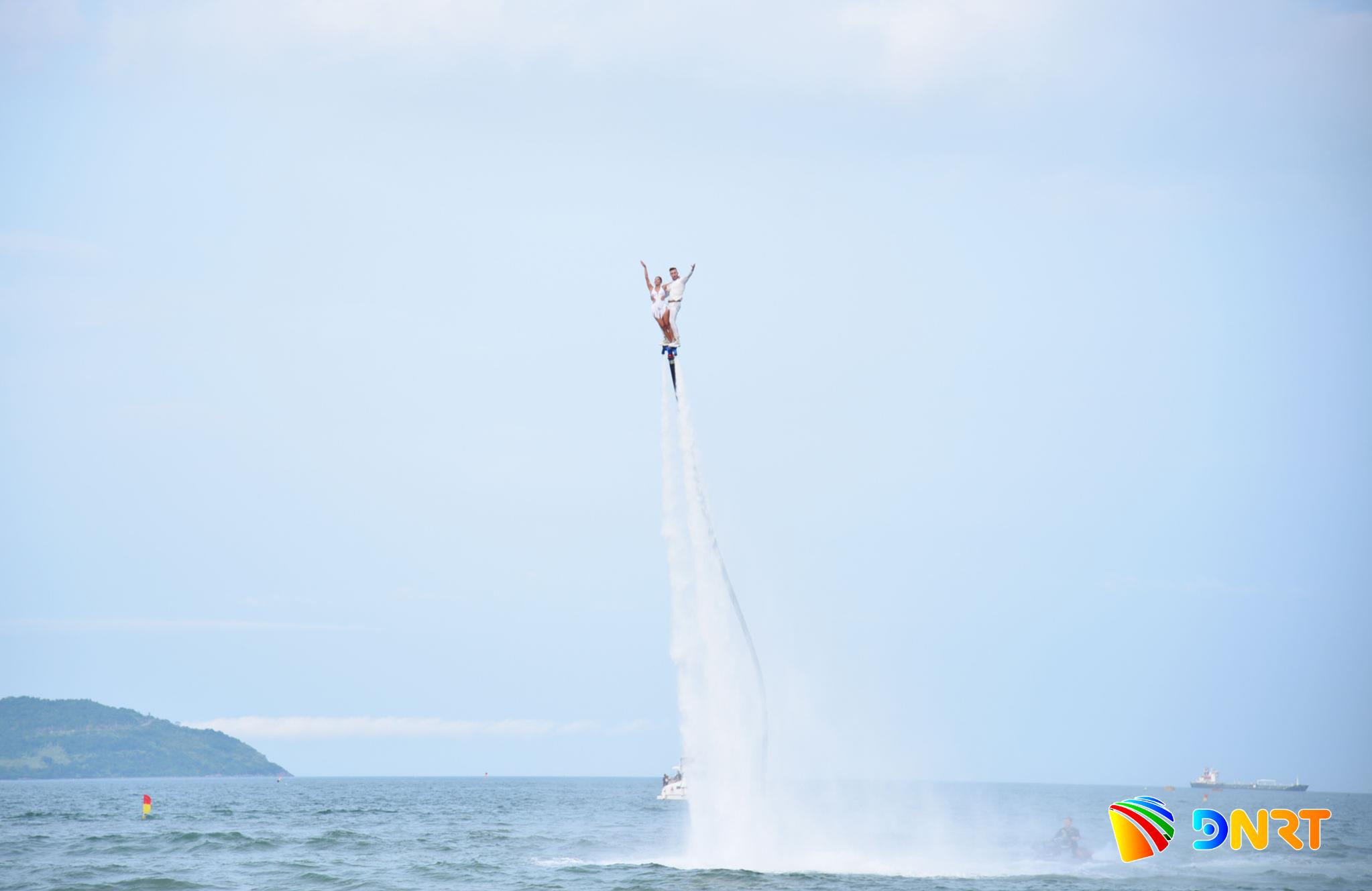 Tiết mục trình diễn Flyboard tại bãi biển Đà Nẵng. Ảnh: XUÂN DŨNG