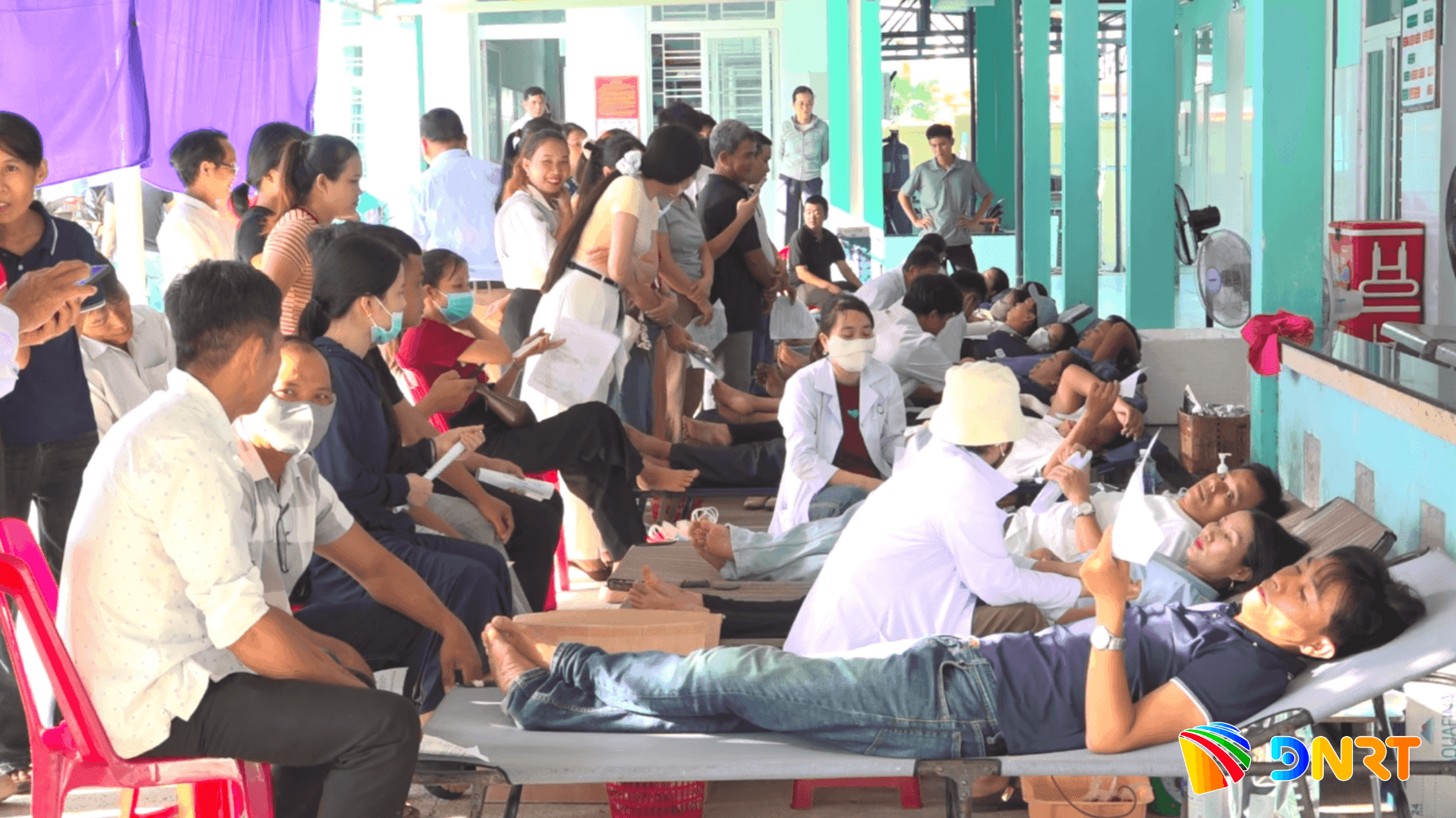 Có rất đông các lực lượng tham gia hiến máu đợt 2 này. Ảnh: GIANG BIÊN