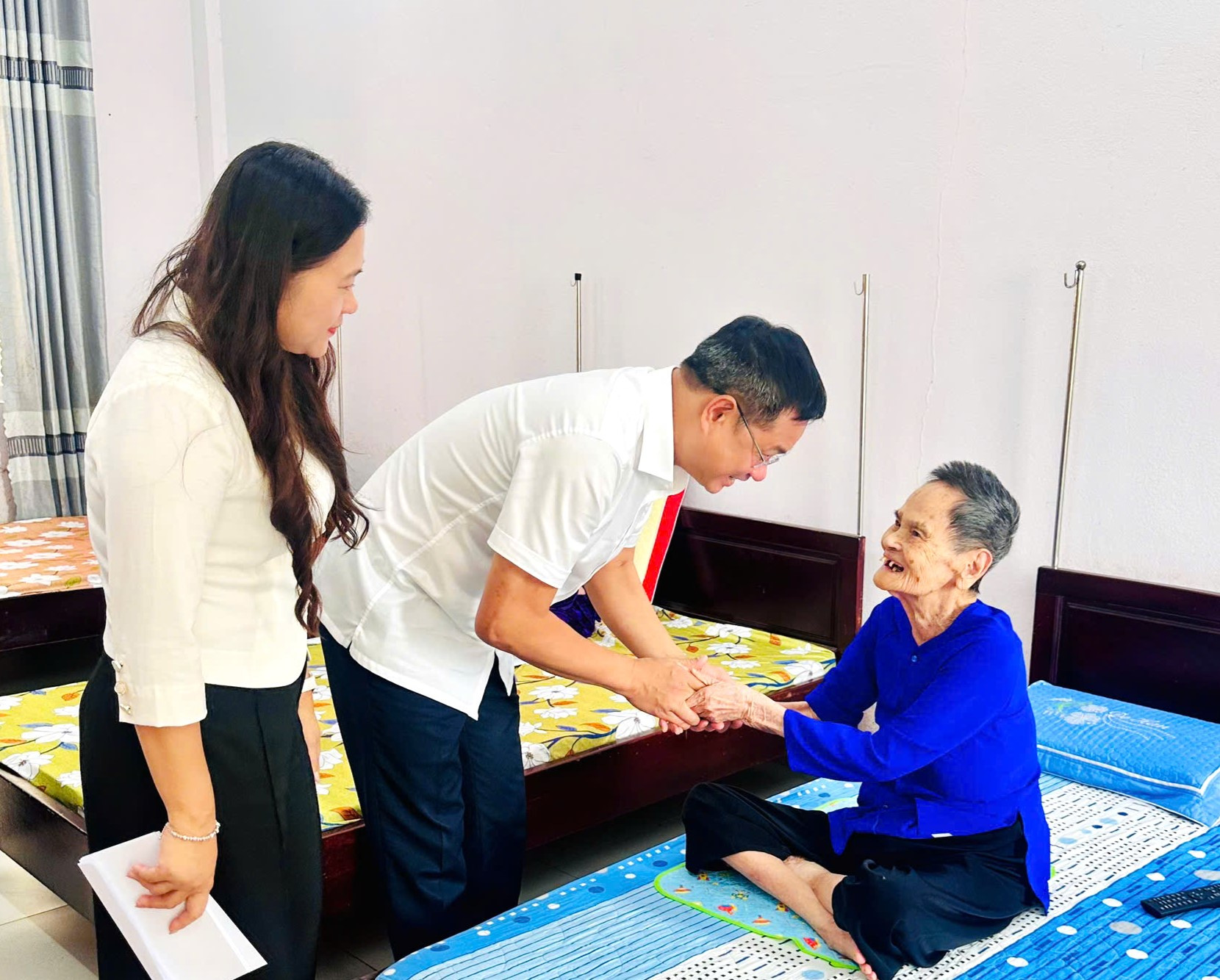 Mỗi khi có người đến thăm, các cụ như được đón người thân, gia đình về sum họp, là niềm an ủi, động viên lúc tuổi xế chiều. Ảnh: Trung tâm cung cấp