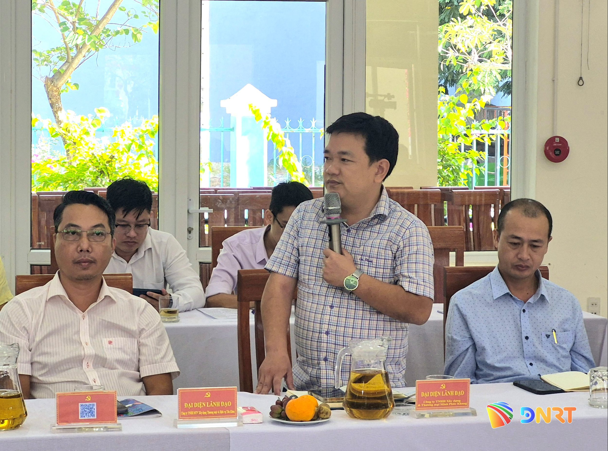 Đại diện một nhà thầu phát biểu ý kiến tại hội nghị. Ảnh: QUỐC TUẤN