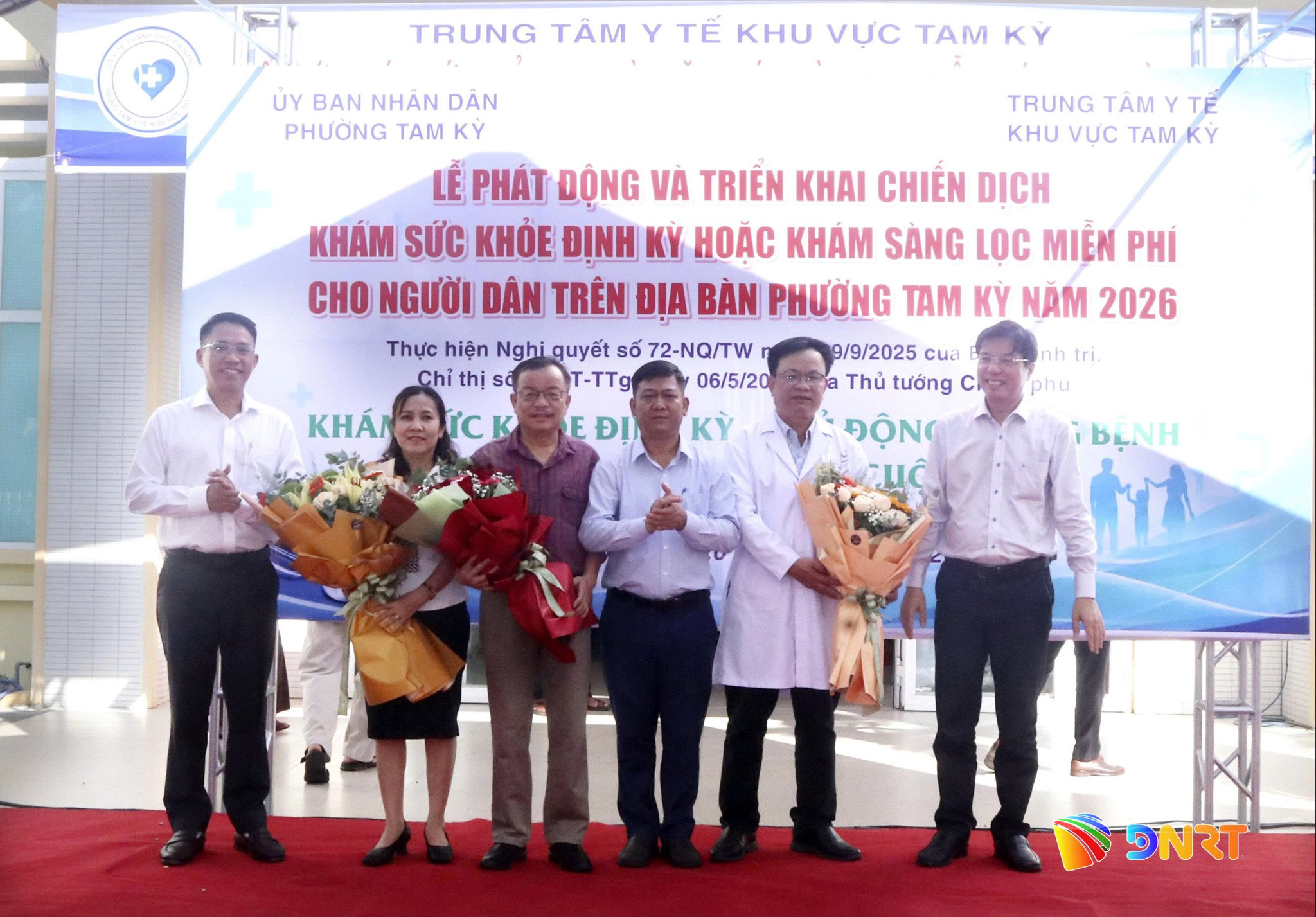 Lãnh đạo phường Tam Kỳ tặng hoa các bác sĩ tại lễ phát động. Ảnh: VIẾT TRỌNG