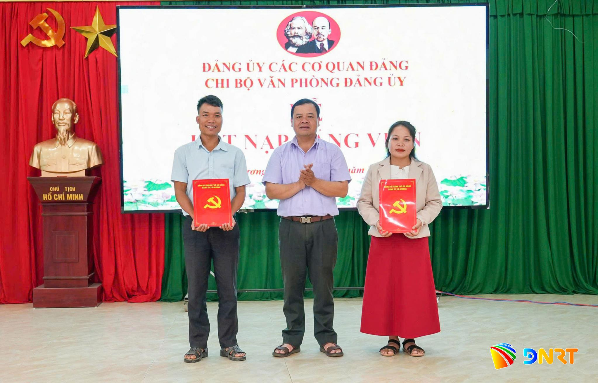 Chi bộ Văn phòng Đảng ủy (Đảng ủy các cơ quan Đảng xã Avương) kết nạp đảng viên mới. Ảnh N.P