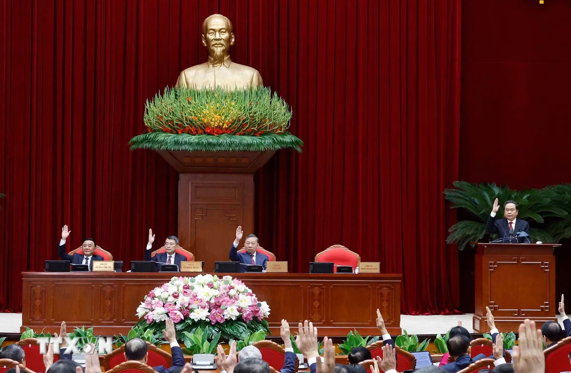 Các đại biểu biểu quyết thông qua chương trình Hội nghị. (Ảnh: Thống Nhất/TTXVN) ttxvn-2007-hoi-nghi-lan-3-ban-chap-hanh-trung-uong-dang-3.jpg
