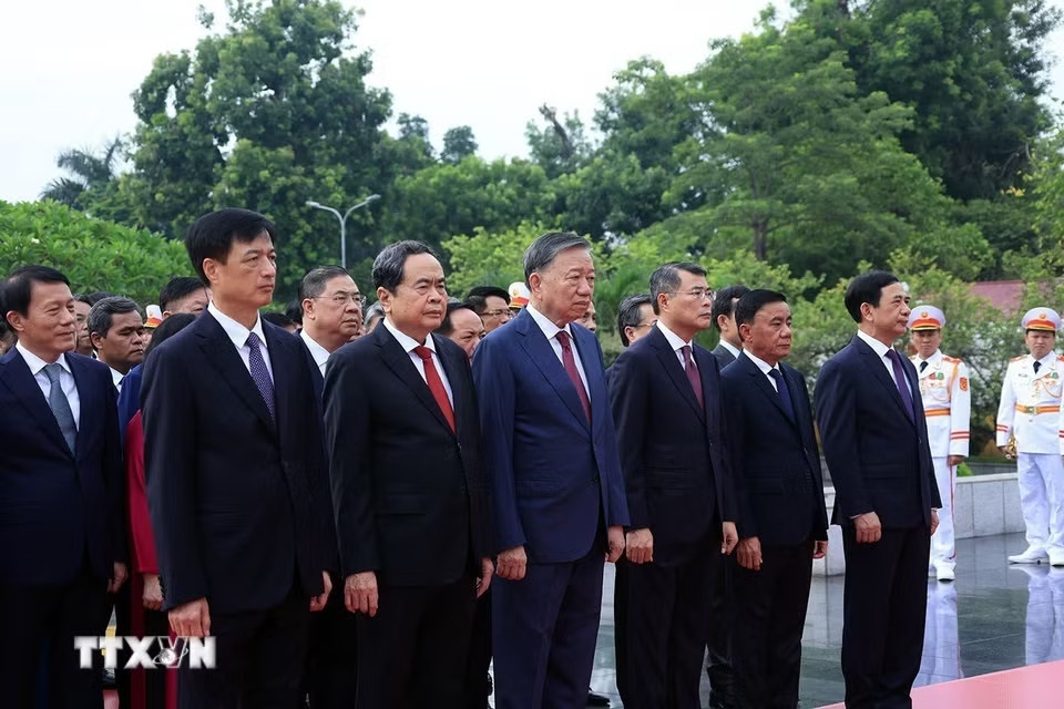Đoàn đại biểu Ban Chấp hành Trung ương Đảng đến đặt vòng hoa tại Đài tưởng niệm các Anh hùng liệt sỹ trên đường Bắc Sơn, Hà Nội. (Ảnh: Tuấn Anh/TTXVN) 