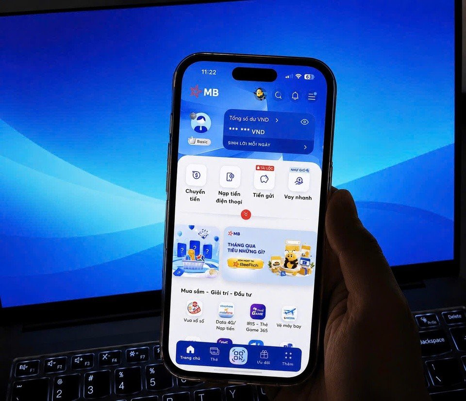 Kiểm tra dịch vụ SMS Banking Khách hàng kiểm tra dịch vụ ngân hàng trên điện thoại để quản lý phí SMS Banking