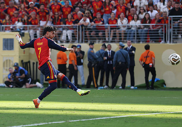 Ferran Torres ăn mừng bàn thắng lịch sử vào lưới Argentina ở hiệp phụ.