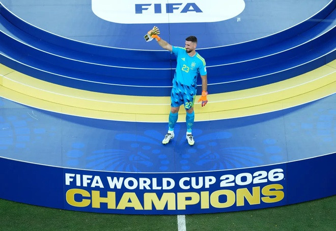 Thủ môn Unai Simon ăn mừng cùng danh hiệu tại World Cup 2026