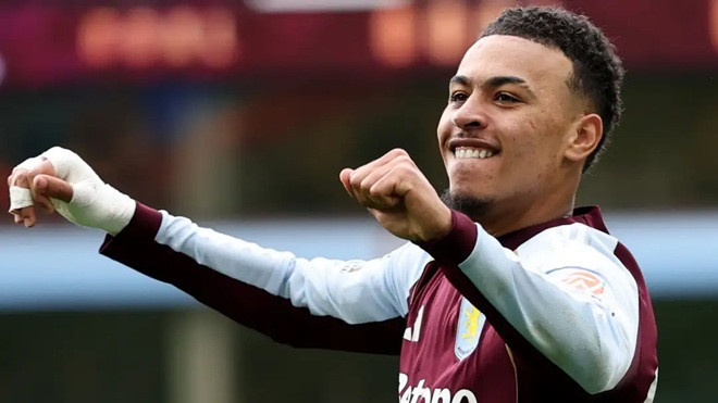 Morgan Rogers trong màu áo Aston Villa trước khi chuyển sang Chelsea