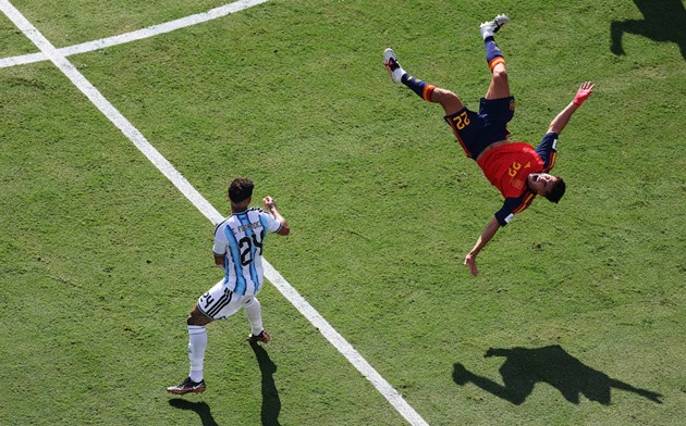 Khoảnh khắc Fernandez phạm lỗi với Cubarsi. (Ảnh: Getty Images)
