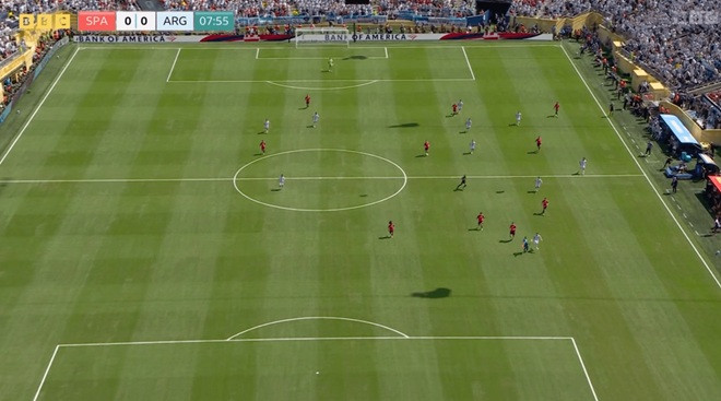 Unai Simon băng ra khỏi vòng cấm để phá bóng giải tỏa nguy hiểm