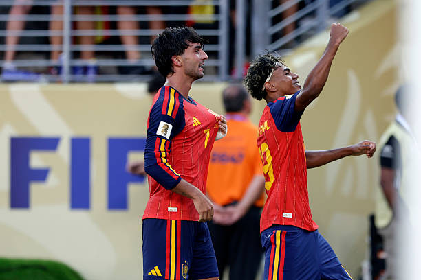 Niềm vui chiến thắng của các cầu thủ Tây Ban Nha sau khi Ferran Torres ghi bàn.
