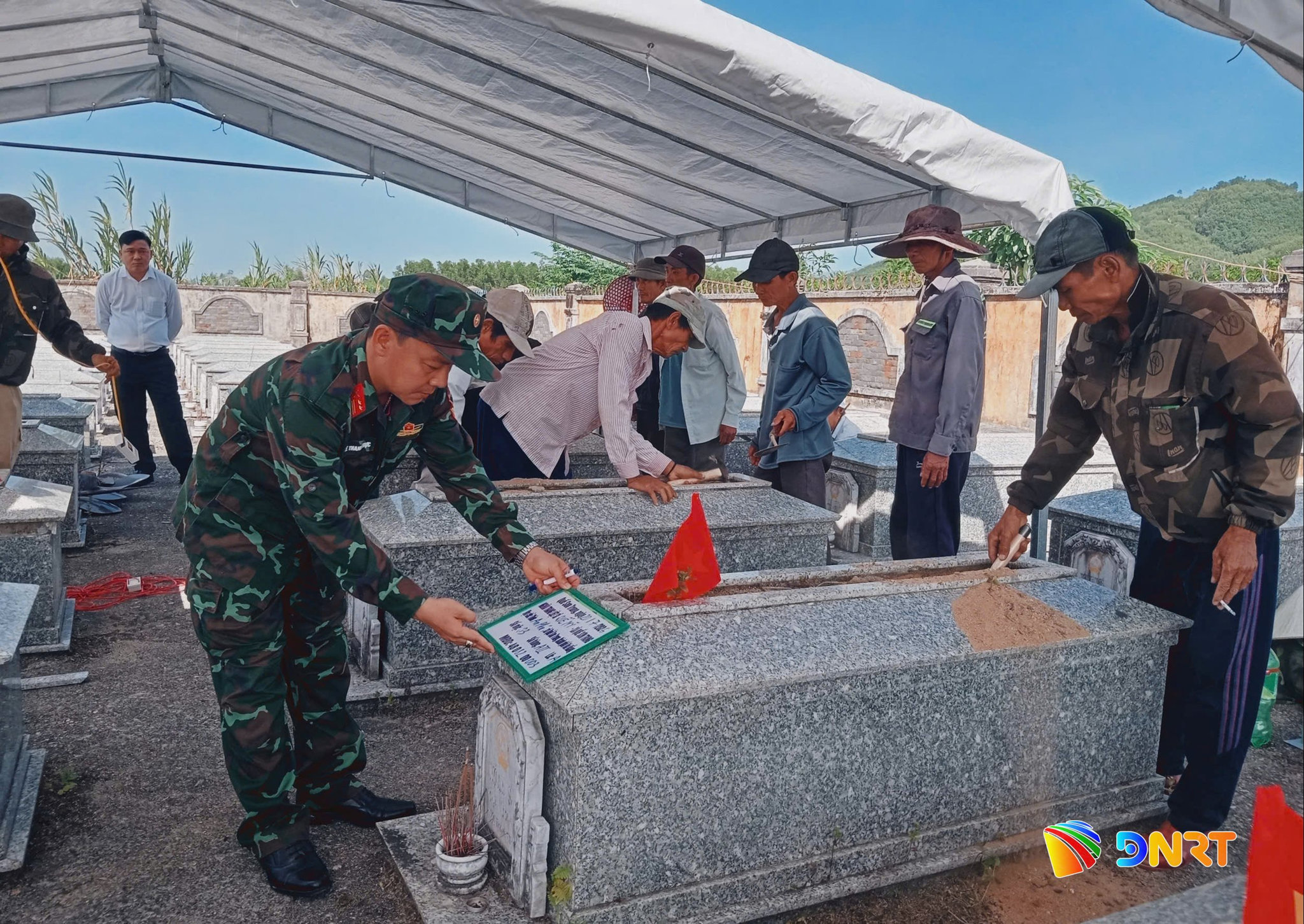Công tác lấy mẫu hài cốt liệt sĩ được xã Quế Sơn Trung thực hiện chặt chẽ, đúng quy trình. Ảnh: DUY THÁI